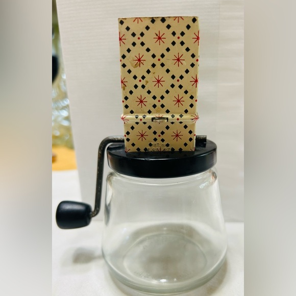 Vintage Androck nut grinder in great condition. Red starburst design.Made in USA - Picture 6 of 6